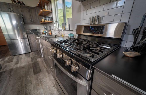 Livingston House | Modern Apartment with Breathtaking Mountain Views and Amenities