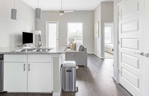 Stone Oak Apartment | Stylish Apartment with Pool in Prime Location