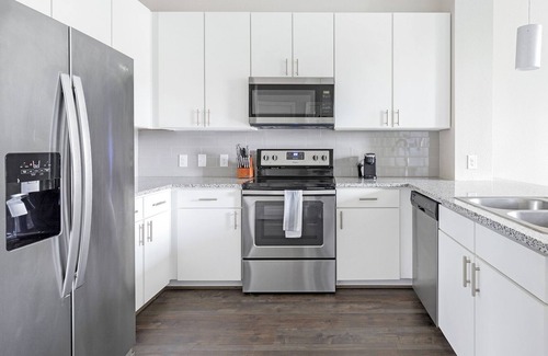 Stone Oak Apartment | Stylish Apartment with Pool in Prime Location