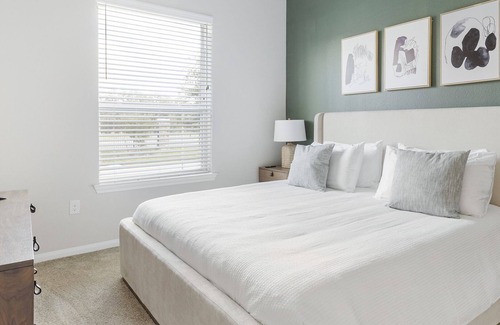 Stone Oak Apartment | Stylish Apartment with Pool in Prime Location