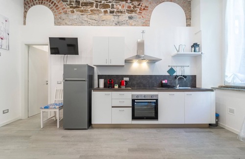 Como Apartment | Stylish Apartment in Via Carloni with Family-Friendly Amenities
