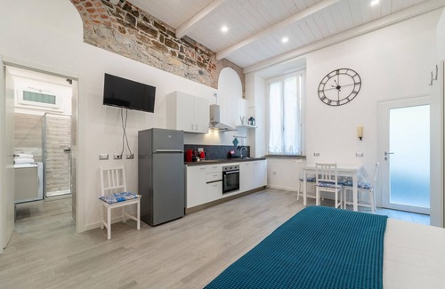 Como Apartment | Stylish Apartment in Via Carloni with Family-Friendly Amenities