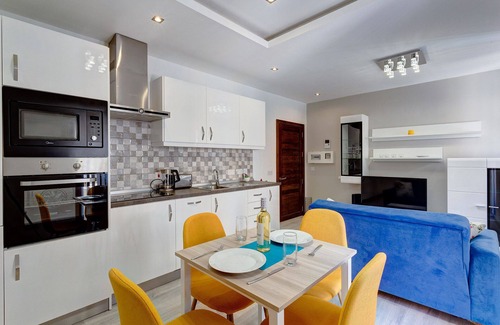 Tower Road Apartment | Cozy Apartment Steps from the Promenade with Pool & Breakfast