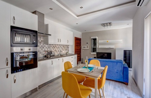 Tower Road Apartment | Cozy Apartment Steps from the Promenade with Pool & Breakfast
