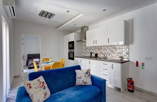 Tower Road Apartment | Cozy Apartment Steps from the Promenade with Pool & Breakfast