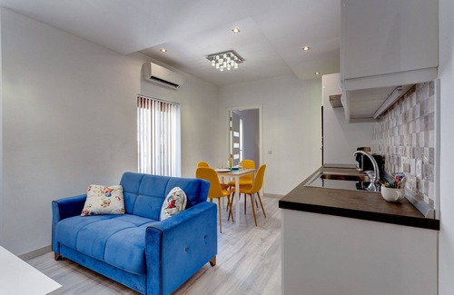 Tower Road Apartment | Cozy Apartment Steps from the Promenade with Pool & Breakfast
