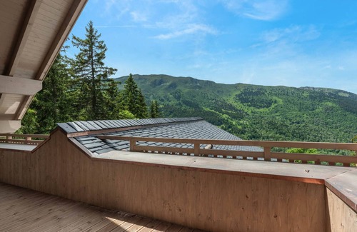 Meribel Apartment | Modern Apartment Near Slopes with Fireplace and Parking