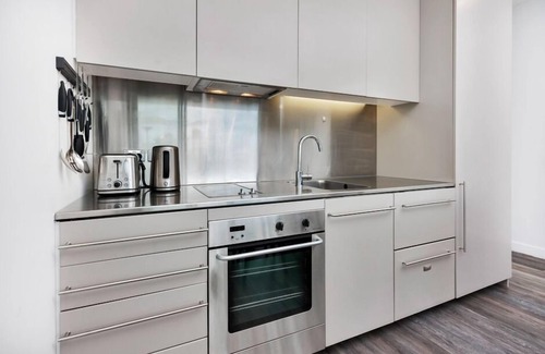 Auckland Central Business District Apartment | Modern Apartment with Pool & Spa Overlooking Victoria Park