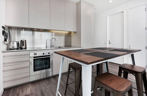 Auckland Central Business District Apartment | Modern Apartment with Pool & Spa Overlooking Victoria Park