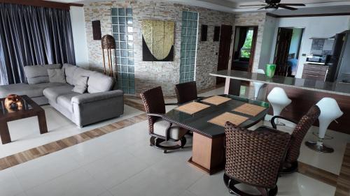 Nong Chaeng Apartment | Modern apartment in Patong Center