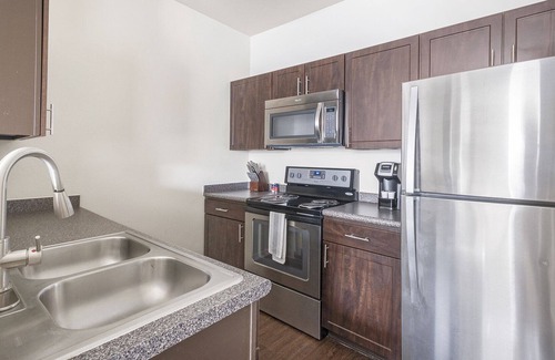 Alden Bridge Apartment | Modern Apartment with Kitchen in Central Location