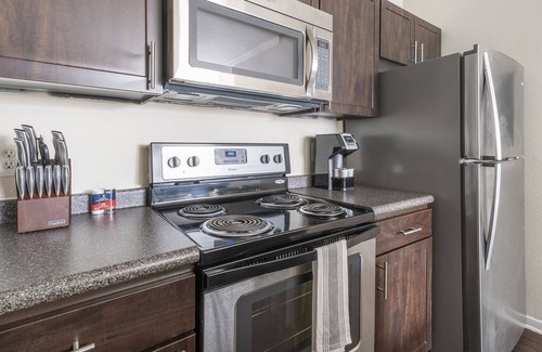 Alden Bridge Apartment | Modern Apartment with Kitchen in Central Location
