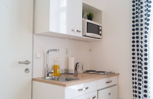 Ottakring Apartment | Bright Apartment Near Wiener Stadthalle with Kitchen & Breakfast