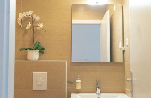 Ottakring Apartment | Bright Apartment Near Wiener Stadthalle with Kitchen & Breakfast