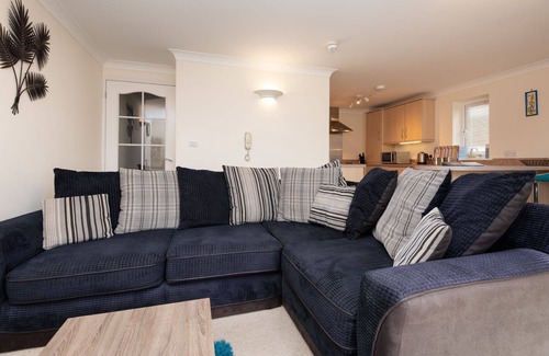 Looe House | Stylish Apartment with Balcony, River Views & Pool Access