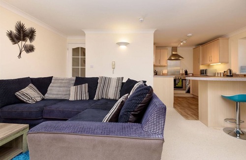Looe House | Stylish Apartment with Balcony, River Views & Pool Access