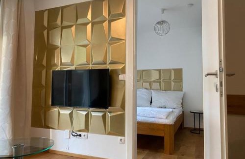 Grinzing Apartment | Modern Apartment with Garden, Steps from City Center