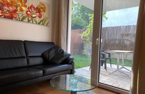 Grinzing Apartment | Modern Apartment with Garden, Steps from City Center