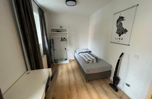 Volksgartenviertel Apartment | Conveniently Located Modern Apartments Near Bahnhof