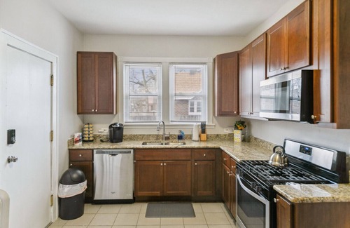 Libertyville Apartment | Modern Apt in Downtown Libertyville with King Beds & Amenities