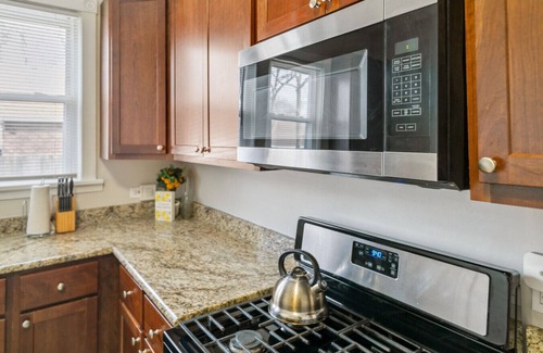 Libertyville Apartment | Modern Apt in Downtown Libertyville with King Beds & Amenities
