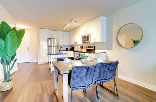 Jefferson Manor Apartment | Modern Apartment in Alexandria with Pool and Spa Amenities