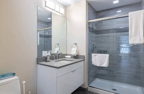 Downtown Apartment | Modern Apt Near Train Station