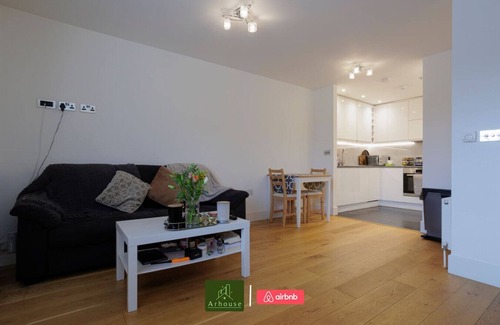 Grove Apartment | Modern 1-Bed Flat in Kingston Near Station, Family-Friendly