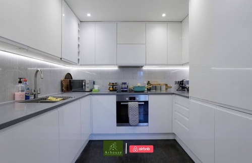 Grove Apartment | Modern 1-Bed Flat in Kingston Near Station, Family-Friendly