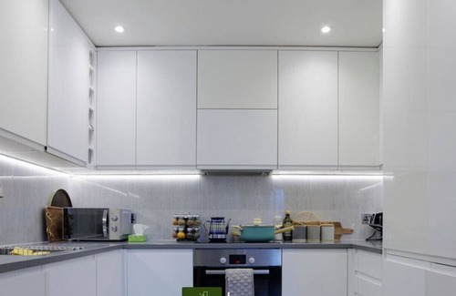 Grove Apartment | Modern 1-Bed Flat in Kingston Near Station, Family-Friendly