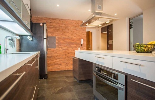 Suba House | Modern Apartment Near Shopping, Parks & Free WiFi