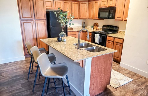 South Jordan Apartment | Guest Rated 10/10: Modern Apt with Pool & Gym Near Skiing