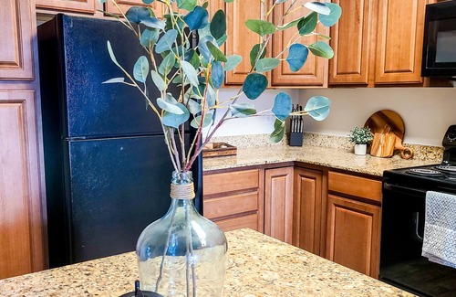 South Jordan Apartment | Guest Rated 10/10: Modern Apt with Pool & Gym Near Skiing