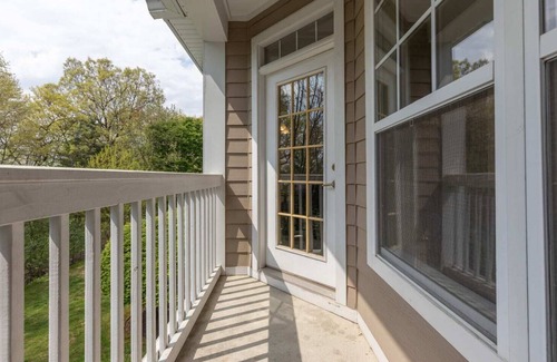 Waltham Apartment | Modern Apt with Private Garage