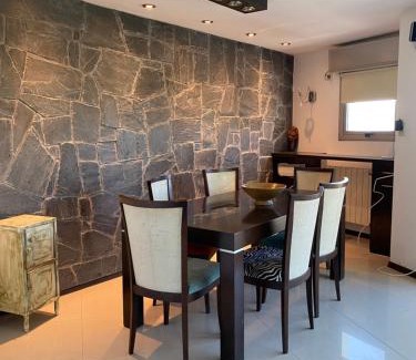 San Nicolas de los Arroyos Apartment | Riverside Retreat: Beautiful Home in Residential Area