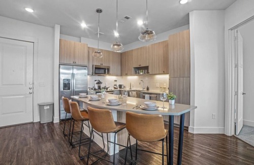 West Oak Hill Apartment | Modern Artistic 2 Bed 2 Bath Condo with Pool and Golf Sim