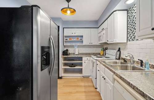 Dallas Condo | Artful Oak Lawn Oasis for a Memorable Stay