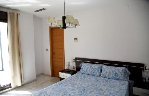 Cruz Roja-Capuchinos Apartment | Modern Atico: Family-Friendly Stay Near Sevilla Center