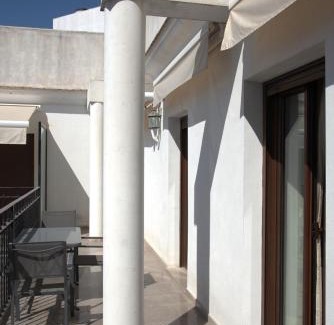 Cruz Roja-Capuchinos Apartment | Modern Atico: Family-Friendly Stay Near Sevilla Center