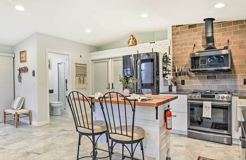 Aurora Apartment | Modern Aurora Studio with Private Patio & Family-Friendly Amenities