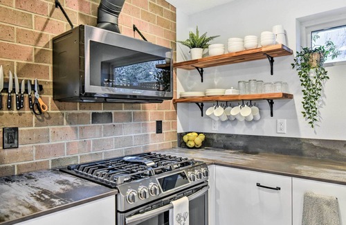 Aurora Apartment | Modern Aurora Studio with Private Patio & Family-Friendly Amenities