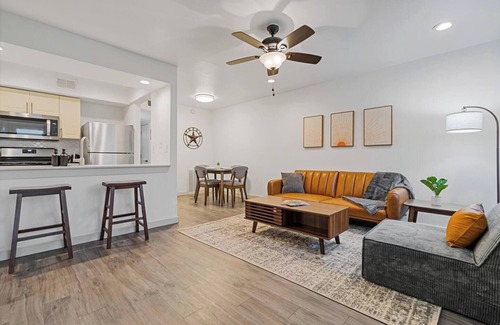 Austin Apartment | Modern Austin King Suite–Walk to DT/6th St–F1-ACL