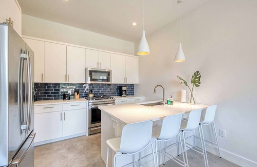 Galindo House | Trendy Austin Retreat - Walk to Dining, Near Downtown