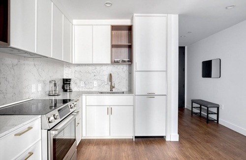 Bay Village Apartment | Modern Back Bay 1BR Near Boston Common with Gym & W/D