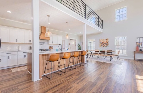 Clay City House | Modern Barndo/Hot Tub/Fire Pit/Rec Room/20min RRG