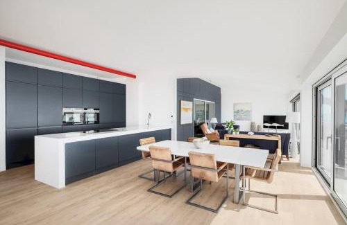 Lancing Apartment | Stylish Oceanfront Apartment with Breakfast & Accessibility
