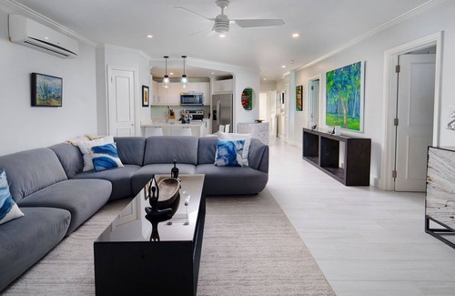 Dover Apartment | Modern Beachfront Condo with Pool - Sapphire Beach 213