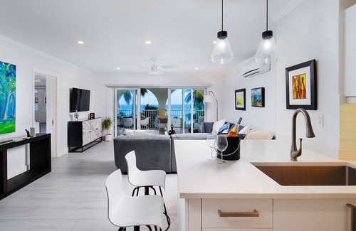 Dover Apartment | Modern Beachfront Condo with Pool - Sapphire Beach 213