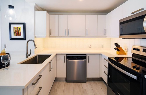 Dover Apartment | Modern Beachfront Condo with Pool - Sapphire Beach 213