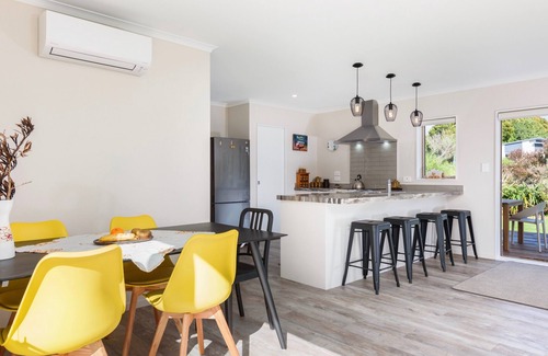 Waihi Beach Cottage | Unforgettable Oceanfront Getaway at Waihi Beach Holiday Home